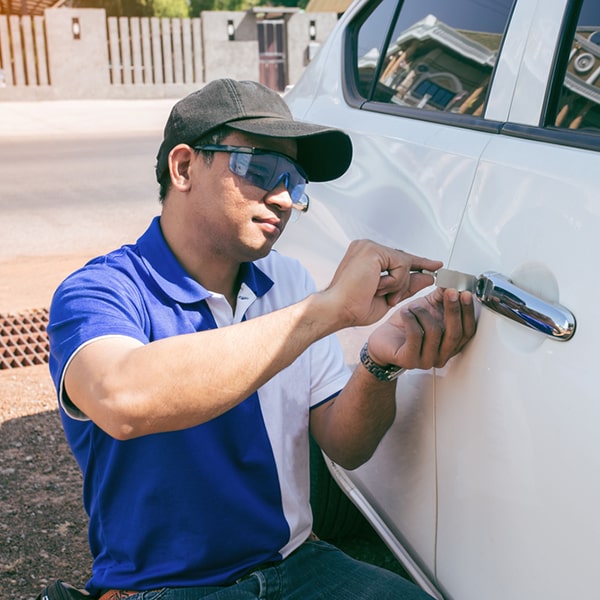 nuestra cerrajería de autos ofrece servicio de instalación de sistemas de bloqueo para autos